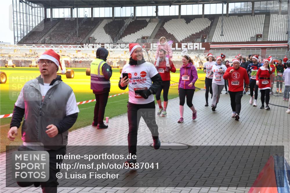 07.12.2025 - St. Pauli X-Mass-Run No. 15 Luisa Fischer http://msf.ph/oto/9387041 07.12.2025 11:43:41 Ziel 172, 158, 4817, 3625, 2669, 1975, 5001, 1, 364, 652, 1713, 1975, 2206, 2208, 2230, 2669, 3423, 3434, 3576, 3579, 3621, 3622, 3623, 3625, 3654, 3663, 3672, 3676, 3827, 3917, 3953, 4604, 4817, 4828, 4842, 5001, 5002 meine-sportfotos.de