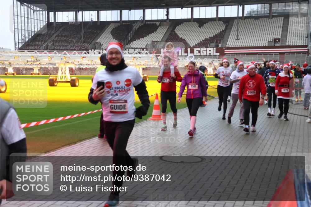 07.12.2025 - St. Pauli X-Mass-Run No. 15 Luisa Fischer http://msf.ph/oto/9387042 07.12.2025 11:43:41 Ziel 172, 158, 4842, 2669, 362, 1975, 1, 364, 652, 1713, 1975, 2206, 2208, 2230, 2669, 3423, 3434, 3576, 3579, 3621, 3622, 3623, 3625, 3654, 3663, 3672, 3676, 3827, 3917, 3953, 4604, 4817, 4828, 4842, 5001, 5002 meine-sportfotos.de
