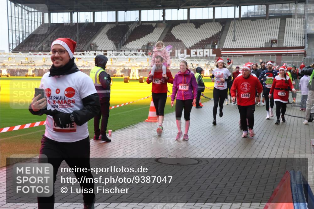 07.12.2025 - St. Pauli X-Mass-Run No. 15 Luisa Fischer http://msf.ph/oto/9387047 07.12.2025 11:43:42 Ziel 172, 158, 4842, 3, 2669, 362, 1975, 1, 364, 652, 1713, 1975, 2206, 2208, 2230, 2669, 3423, 3434, 3576, 3579, 3621, 3622, 3623, 3625, 3654, 3663, 3672, 3676, 3827, 3917, 3953, 4604, 4817, 4828, 4842, 5001, 5002 meine-sportfotos.de