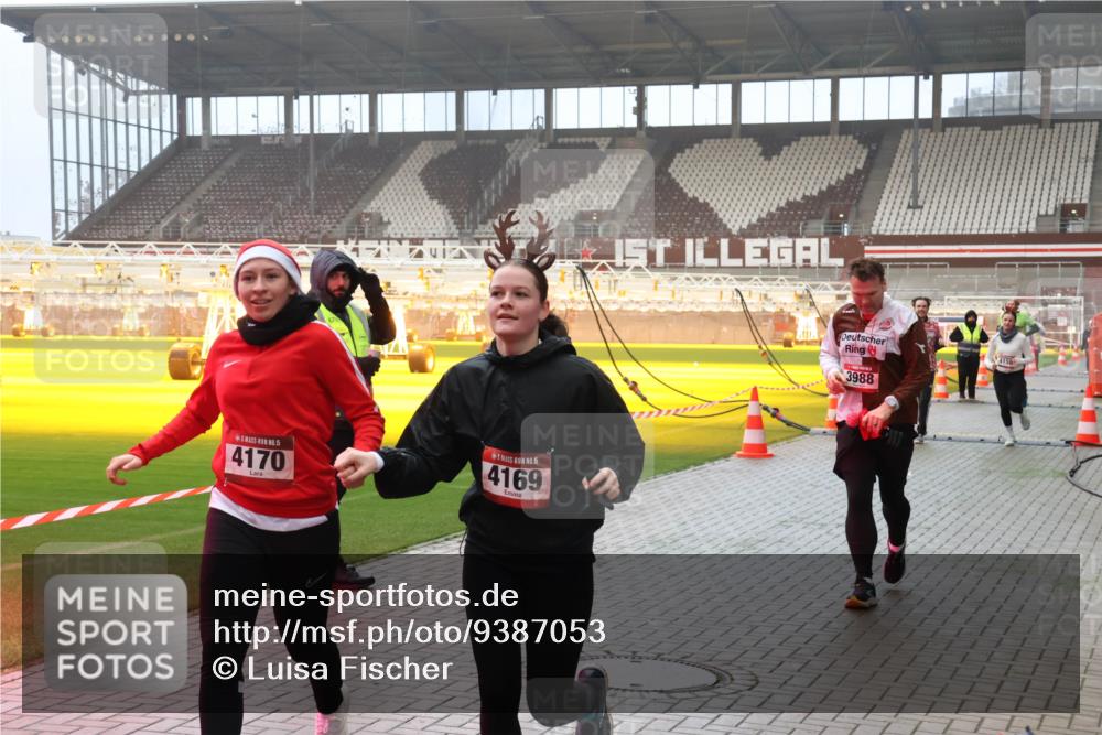 07.12.2025 - St. Pauli X-Mass-Run No. 15 Luisa Fischer http://msf.ph/oto/9387053 07.12.2025 10:21:54 Ziel 15, 4170, 5, 4169, 3988, 4156, 149, 270, 1326, 1386, 1407, 1898, 1900, 2173, 2565, 2927, 2997, 3062, 3091, 3384, 3540, 3541, 3848, 3849, 3984, 3988, 4117, 4158, 4169, 4170, 4338 meine-sportfotos.de