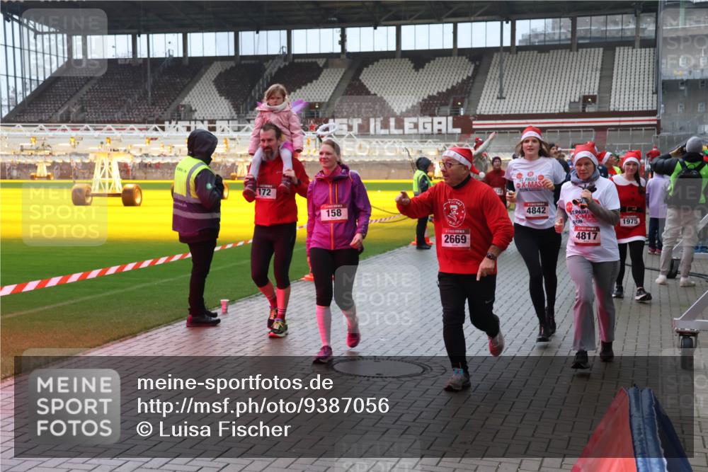 07.12.2025 - St. Pauli X-Mass-Run No. 15 Luisa Fischer http://msf.ph/oto/9387056 07.12.2025 11:43:43 Ziel 172, 158, 2669, 4842, 1975, 4817, 1, 364, 652, 1713, 1975, 2206, 2208, 2230, 2669, 3423, 3434, 3576, 3579, 3621, 3622, 3623, 3625, 3654, 3663, 3672, 3676, 3827, 3917, 3953, 4604, 4817, 4828, 4842, 5001, 5002 meine-sportfotos.de