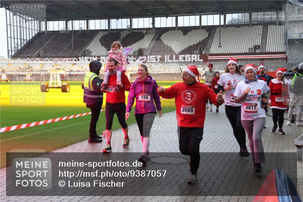 07.12.2025 - St. Pauli X-Mass-Run No. 15 Luisa Fischer http://msf.ph/oto/9387057 07.12.2025 11:43:43 Ziel 172, 158, 2669, 3621, 362, 4817, 1975, 1, 364, 652, 1713, 1975, 2206, 2208, 2230, 2669, 3423, 3434, 3576, 3579, 3621, 3622, 3623, 3625, 3654, 3663, 3672, 3676, 3827, 3917, 3953, 4604, 4817, 4828, 4842, 5001, 5002 meine-sportfotos.de