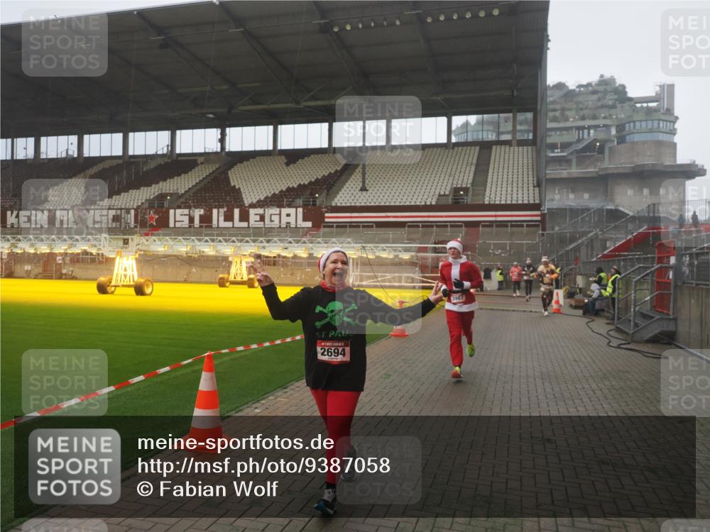 07.12.2025 - St. Pauli X-Mass-Run No. 15 Fabian Wolf http://msf.ph/oto/9387058 07.12.2025 10:17:05 Ziel 1620, 1762, 1989, 1997, 2694, 3229, 3987 meine-sportfotos.de