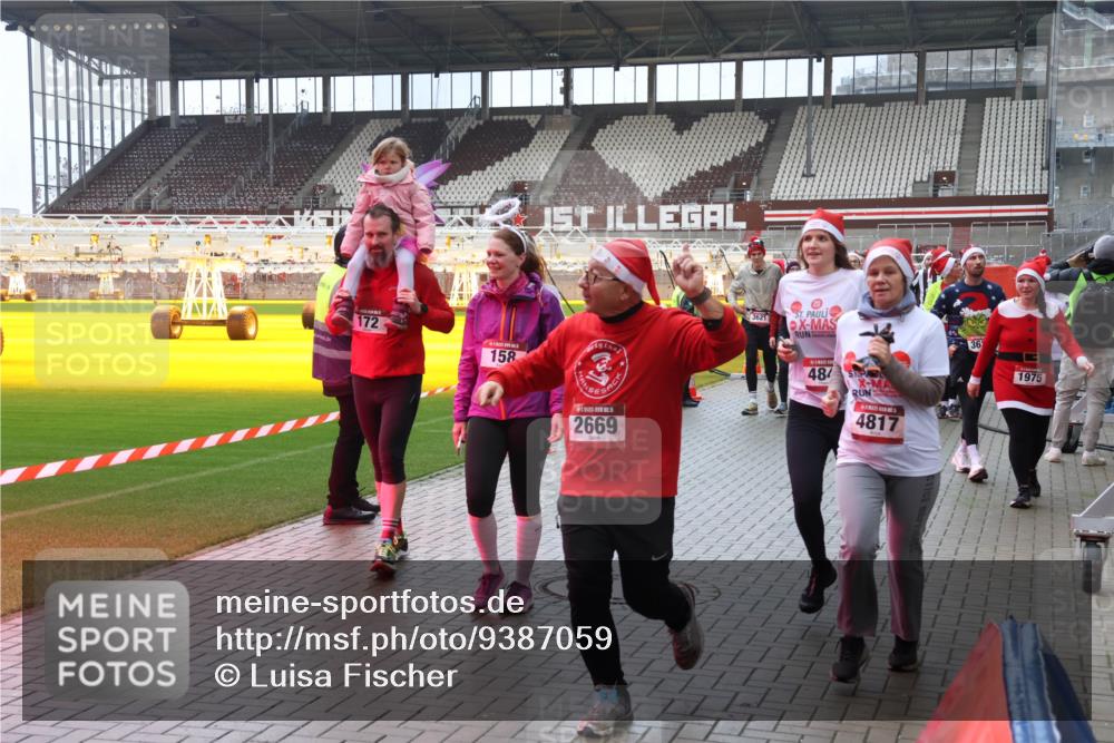 07.12.2025 - St. Pauli X-Mass-Run No. 15 Luisa Fischer http://msf.ph/oto/9387059 07.12.2025 11:43:44 Ziel 172, 158, 2669, 3621, 48, 4817, 36, 1975, 1, 364, 652, 1713, 1975, 2206, 2208, 2230, 2669, 3423, 3434, 3579, 3621, 3622, 3623, 3625, 3654, 3663, 3676, 3827, 3917, 3953, 4603, 4604, 4817, 4828, 4842, 5001, 5002 meine-sportfotos.de