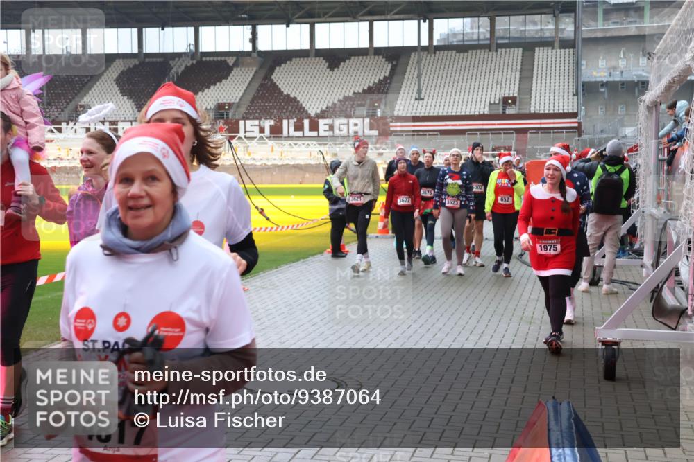 07.12.2025 - St. Pauli X-Mass-Run No. 15 Luisa Fischer http://msf.ph/oto/9387064 07.12.2025 11:43:45 Ziel 4817, 3621, 5002, 3676, 652, 3622, 3623, 4, 1975, 1, 364, 652, 1713, 1975, 2206, 2208, 2230, 2669, 3423, 3434, 3621, 3622, 3623, 3625, 3654, 3663, 3676, 3827, 3917, 3953, 4603, 4604, 4817, 4828, 4842, 5001, 5002 meine-sportfotos.de