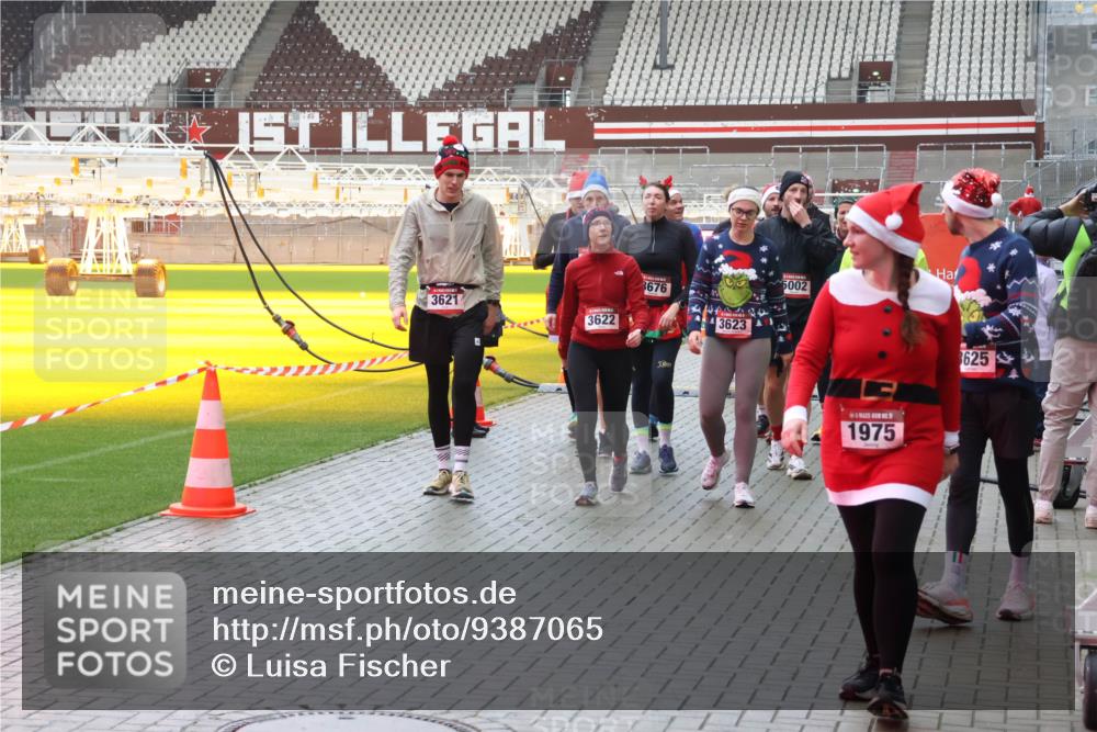 07.12.2025 - St. Pauli X-Mass-Run No. 15 Luisa Fischer http://msf.ph/oto/9387065 07.12.2025 11:43:46 Ziel 8676, 3621, 3622, 3623, 5002, 1975, 625, 1, 364, 652, 1713, 2206, 2208, 2230, 2669, 3423, 3434, 3621, 3622, 3623, 3625, 3654, 3663, 3676, 3827, 3917, 3953, 4603, 4604, 4817, 4828, 4842, 5001, 5002 meine-sportfotos.de