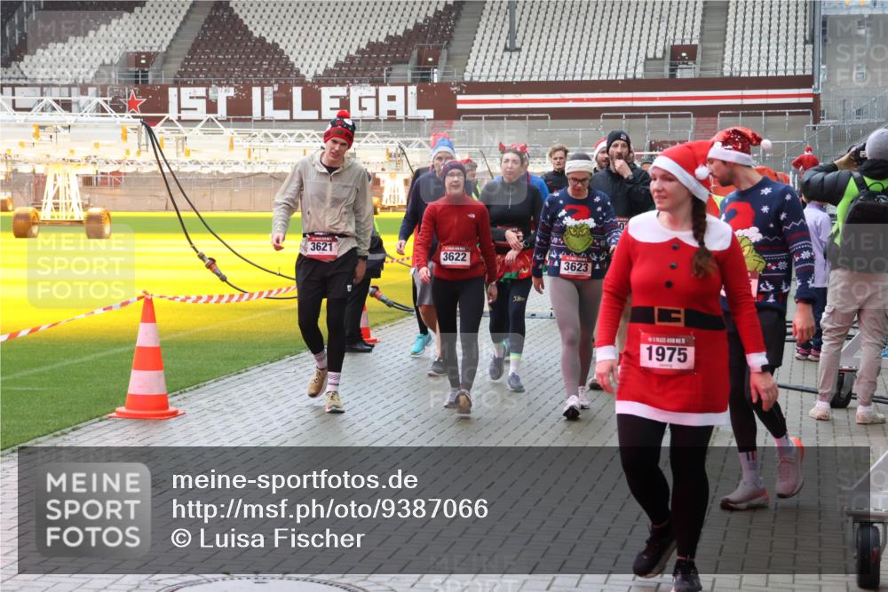 07.12.2025 - St. Pauli X-Mass-Run No. 15 Luisa Fischer http://msf.ph/oto/9387066 07.12.2025 11:43:46 Ziel 3621, 3622, 3623, 1975, 1, 364, 652, 1713, 2206, 2208, 2230, 2669, 3423, 3434, 3621, 3622, 3623, 3625, 3654, 3663, 3676, 3827, 3917, 3953, 4603, 4604, 4817, 4828, 4842, 5001, 5002 meine-sportfotos.de