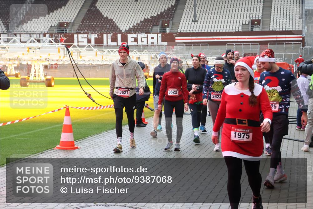 07.12.2025 - St. Pauli X-Mass-Run No. 15 Luisa Fischer http://msf.ph/oto/9387068 07.12.2025 11:43:47 Ziel 3621, 3622, 3623, 5, 1975, 5, 25, 1, 364, 652, 1713, 2206, 2208, 2230, 2669, 3423, 3434, 3621, 3622, 3623, 3625, 3654, 3663, 3676, 3827, 3917, 3953, 4603, 4604, 4817, 4828, 4842, 5001, 5002 meine-sportfotos.de