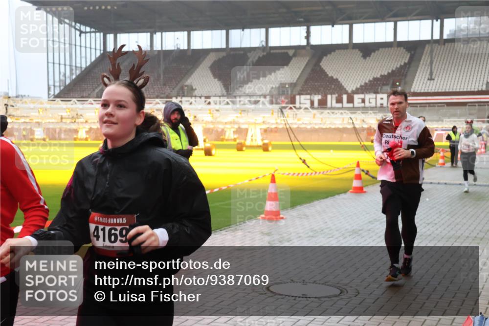 07.12.2025 - St. Pauli X-Mass-Run No. 15 Luisa Fischer http://msf.ph/oto/9387069 07.12.2025 10:21:55 Ziel 15, 4169, 149, 270, 1326, 1386, 1407, 1898, 1900, 2173, 2565, 2927, 2997, 3062, 3091, 3384, 3540, 3541, 3848, 3849, 3984, 3988, 4117, 4158, 4169, 4170, 4338 meine-sportfotos.de