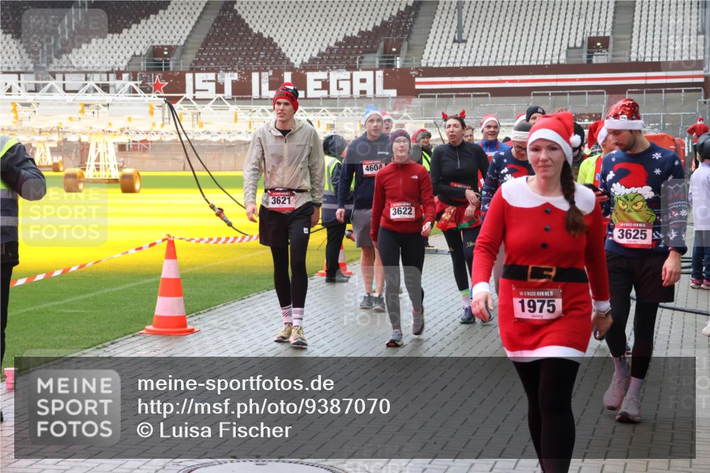 07.12.2025 - St. Pauli X-Mass-Run No. 15 Luisa Fischer http://msf.ph/oto/9387070 07.12.2025 11:43:47 Ziel 3621, 4604, 3622, 15, 1975, 15, 3625, 1, 364, 652, 1713, 2206, 2208, 2230, 2669, 3423, 3434, 3621, 3622, 3623, 3625, 3654, 3663, 3676, 3827, 3917, 3953, 4603, 4604, 4817, 4828, 4842, 5001, 5002 meine-sportfotos.de