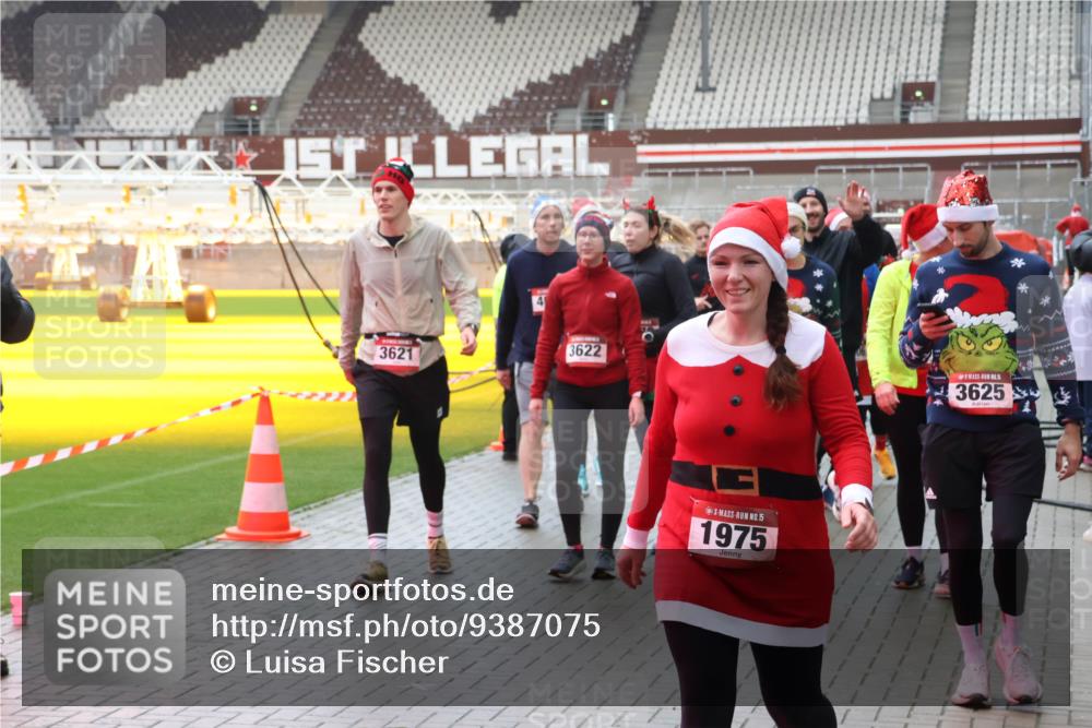 07.12.2025 - St. Pauli X-Mass-Run No. 15 Luisa Fischer http://msf.ph/oto/9387075 07.12.2025 11:43:48 Ziel 1, 3622, 3621, 15, 1975, 3625, 1, 364, 652, 1713, 2206, 2208, 2230, 2669, 3423, 3434, 3621, 3622, 3623, 3625, 3654, 3663, 3676, 3827, 3917, 4603, 4604, 4817, 4828, 4842, 5001, 5002 meine-sportfotos.de
