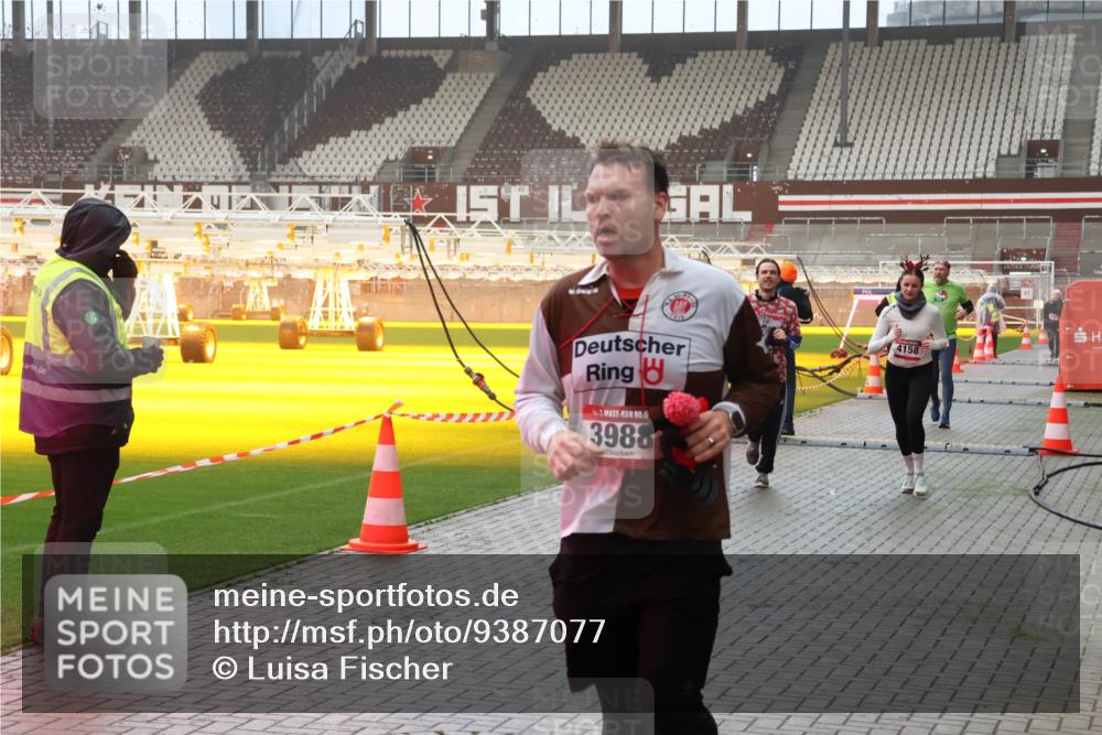 07.12.2025 - St. Pauli X-Mass-Run No. 15 Luisa Fischer http://msf.ph/oto/9387077 07.12.2025 10:21:56 Ziel 4158, 15, 3988, 149, 270, 1326, 1386, 1407, 1898, 1900, 2173, 2565, 2927, 2997, 3062, 3091, 3384, 3540, 3541, 3848, 3849, 3984, 3988, 4117, 4158, 4169, 4170, 4338 meine-sportfotos.de