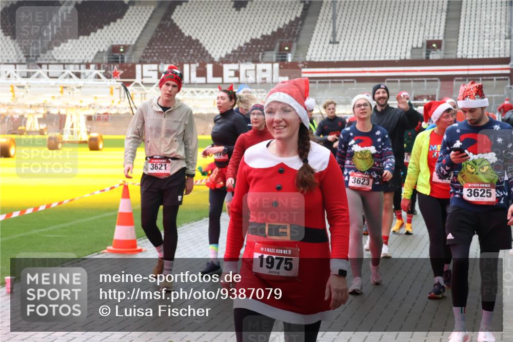 07.12.2025 - St. Pauli X-Mass-Run No. 15 Luisa Fischer http://msf.ph/oto/9387079 07.12.2025 11:43:48 Ziel 3621, 15, 1975, 3623, 5, 3625, 1, 364, 652, 1713, 2206, 2208, 2230, 2669, 3423, 3434, 3621, 3622, 3623, 3625, 3654, 3663, 3676, 3827, 3917, 4603, 4604, 4817, 4828, 4842, 5001, 5002 meine-sportfotos.de