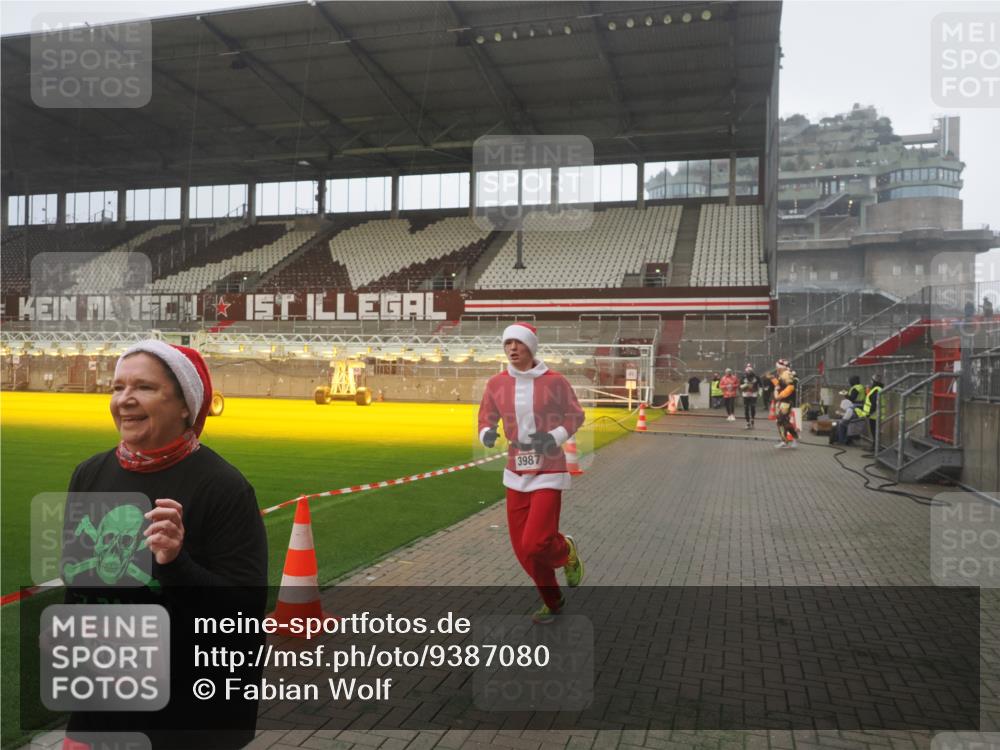 07.12.2025 - St. Pauli X-Mass-Run No. 15 Fabian Wolf http://msf.ph/oto/9387080 07.12.2025 10:17:06 Ziel 1620, 1762, 1989, 1997, 2694, 3229, 3522, 3987 meine-sportfotos.de