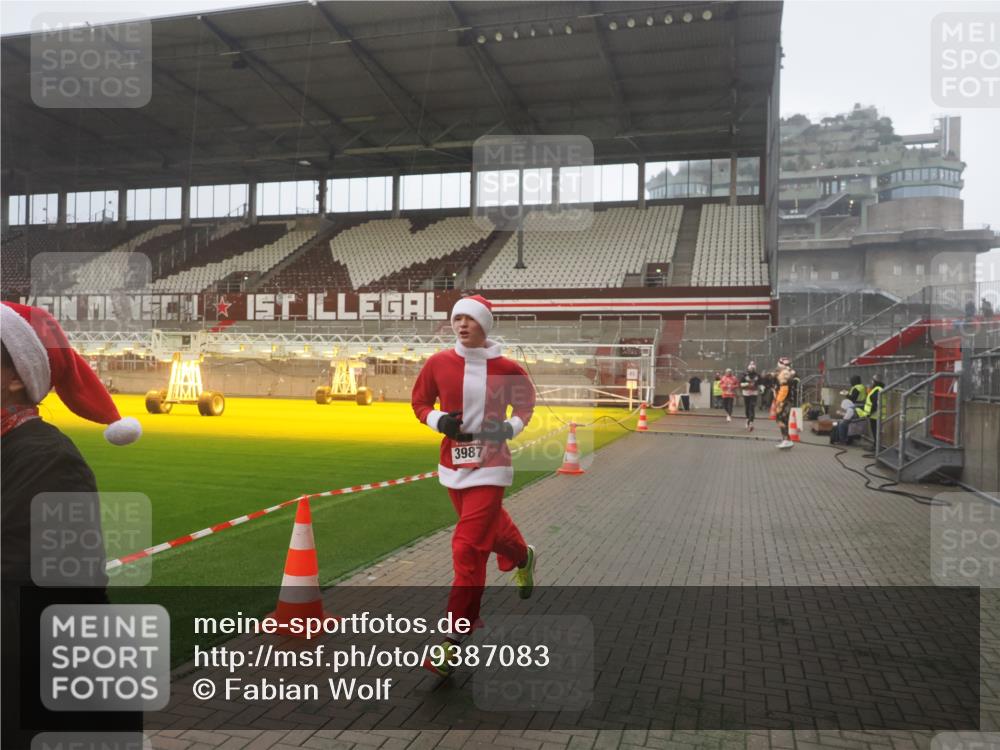07.12.2025 - St. Pauli X-Mass-Run No. 15 Fabian Wolf http://msf.ph/oto/9387083 07.12.2025 10:17:06 Ziel 1620, 1762, 1989, 1997, 2694, 3229, 3522, 3987 meine-sportfotos.de