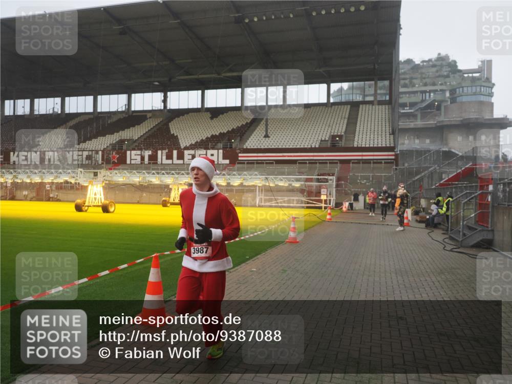 07.12.2025 - St. Pauli X-Mass-Run No. 15 Fabian Wolf http://msf.ph/oto/9387088 07.12.2025 10:17:07 Ziel 1620, 1762, 2694, 3229, 3522, 3874, 3987 meine-sportfotos.de