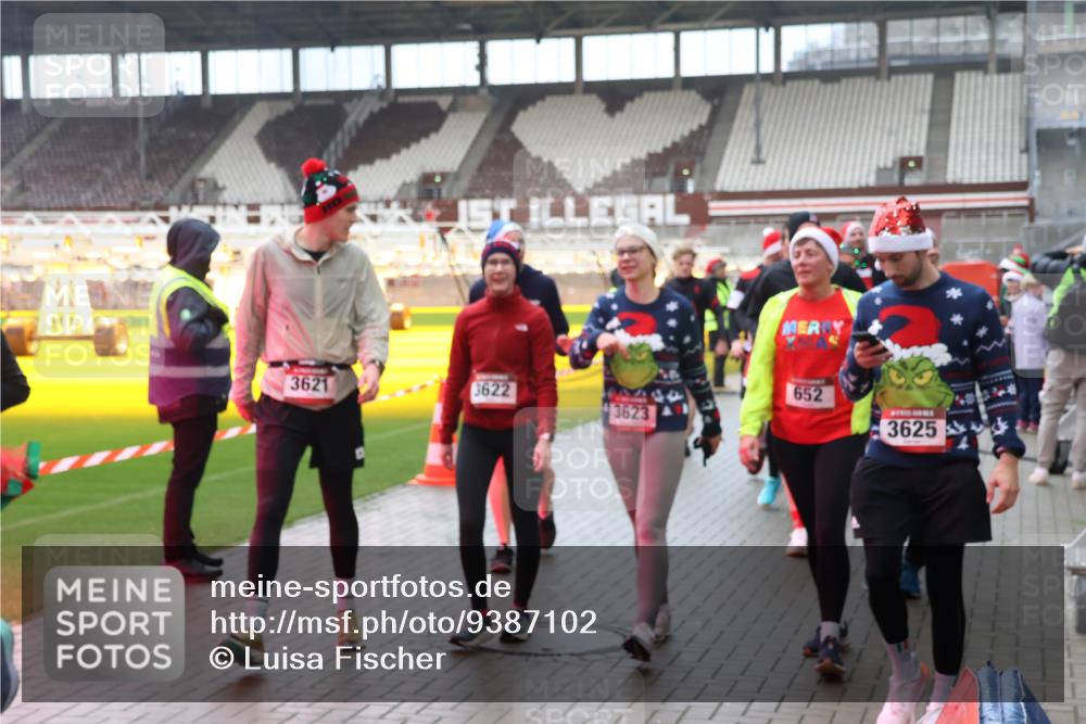 07.12.2025 - St. Pauli X-Mass-Run No. 15 Luisa Fischer http://msf.ph/oto/9387102 07.12.2025 11:43:51 Ziel 3621, 3622, 652, 3623, 3625, 1, 71, 364, 1713, 2206, 2208, 2230, 2669, 2971, 3423, 3434, 3447, 3621, 3622, 3623, 3625, 3654, 3676, 3827, 3917, 4603, 4604, 4817, 4828, 4842, 5001, 5002 meine-sportfotos.de