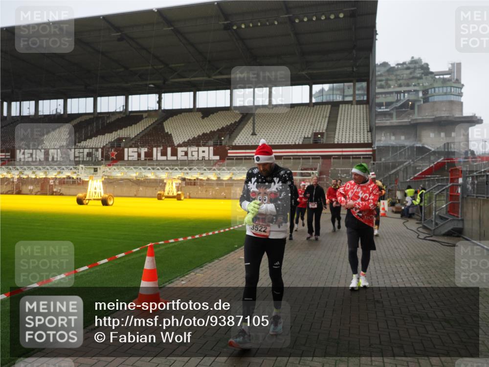 07.12.2025 - St. Pauli X-Mass-Run No. 15 Fabian Wolf http://msf.ph/oto/9387105 07.12.2025 10:17:18 Ziel 257, 268, 3229, 3522, 3874, 3987, 4114, 4339, 4764 meine-sportfotos.de