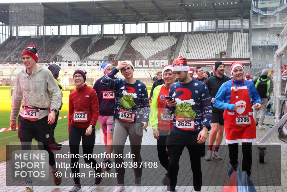 07.12.2025 - St. Pauli X-Mass-Run No. 15 Luisa Fischer http://msf.ph/oto/9387108 07.12.2025 11:43:52 Ziel 3621, 3622, 4604, 1, 15, 3623, 652, 15, 3625, 2206, 1, 71, 364, 1713, 2206, 2208, 2230, 2669, 2971, 3423, 3434, 3447, 3621, 3622, 3623, 3625, 3654, 3676, 3827, 3917, 4603, 4604, 4817, 4828, 4842, 5001, 5002 meine-sportfotos.de
