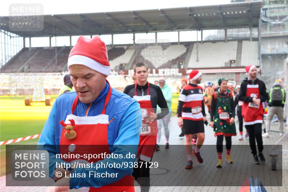 07.12.2025 - St. Pauli X-Mass-Run No. 15 Luisa Fischer http://msf.ph/oto/9387129 07.12.2025 11:43:56 Ziel 08, 5001, 2230, 1, 71, 364, 1713, 2084, 2206, 2208, 2230, 2586, 2600, 2669, 2971, 3403, 3404, 3423, 3434, 3447, 3465, 3466, 3467, 3621, 3622, 3623, 3625, 3654, 3676, 3769, 3827, 3917, 4603, 4604, 4817, 4828, 4842, 5001, 5002 meine-sportfotos.de