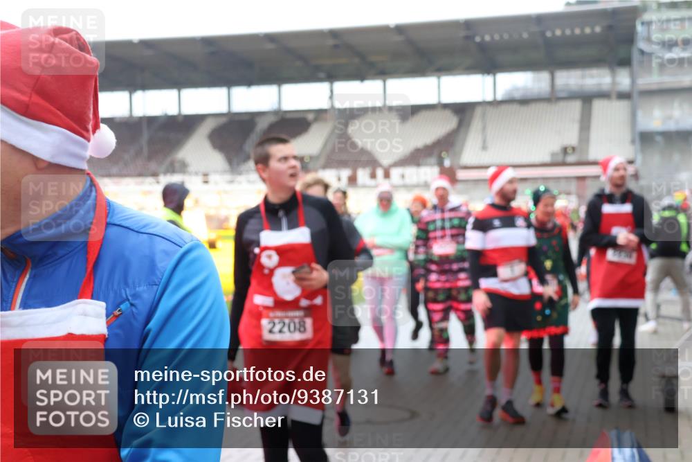 07.12.2025 - St. Pauli X-Mass-Run No. 15 Luisa Fischer http://msf.ph/oto/9387131 07.12.2025 11:43:57 Ziel 2208, 1, 71, 364, 1713, 2084, 2116, 2206, 2208, 2230, 2586, 2600, 2669, 2971, 3403, 3404, 3423, 3434, 3447, 3453, 3465, 3466, 3467, 3621, 3622, 3623, 3625, 3654, 3676, 3769, 3827, 3917, 4603, 4604, 4817, 4828, 4842, 5001, 5002 meine-sportfotos.de