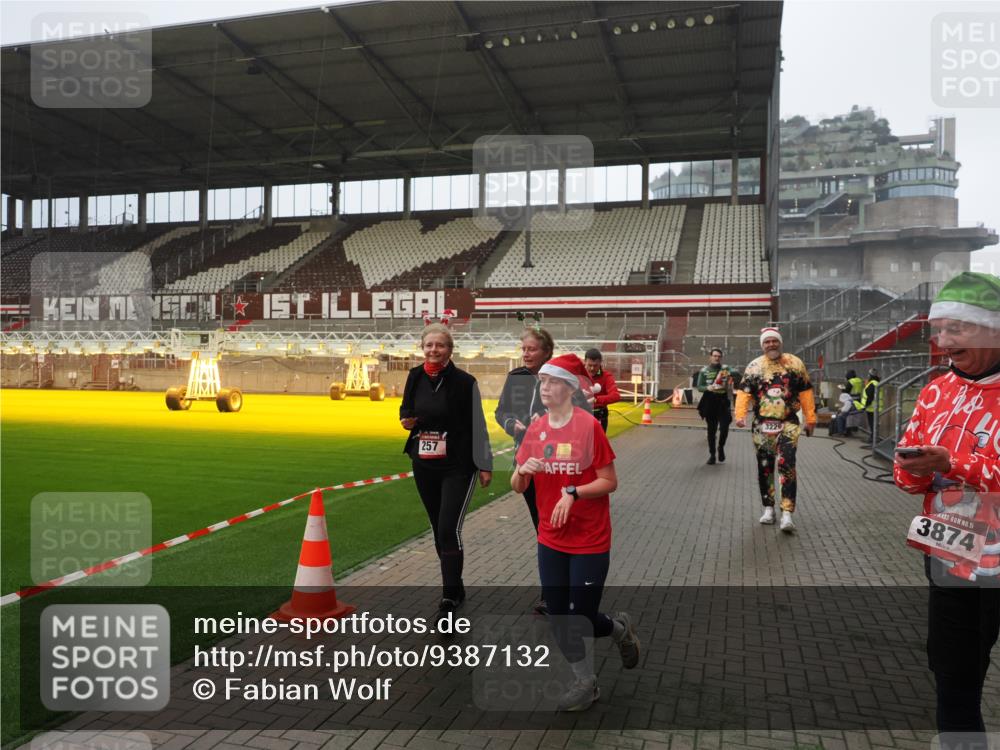 07.12.2025 - St. Pauli X-Mass-Run No. 15 Fabian Wolf http://msf.ph/oto/9387132 07.12.2025 10:17:22 Ziel 257, 268, 2688, 3522, 3874, 4114, 4339, 4764 meine-sportfotos.de