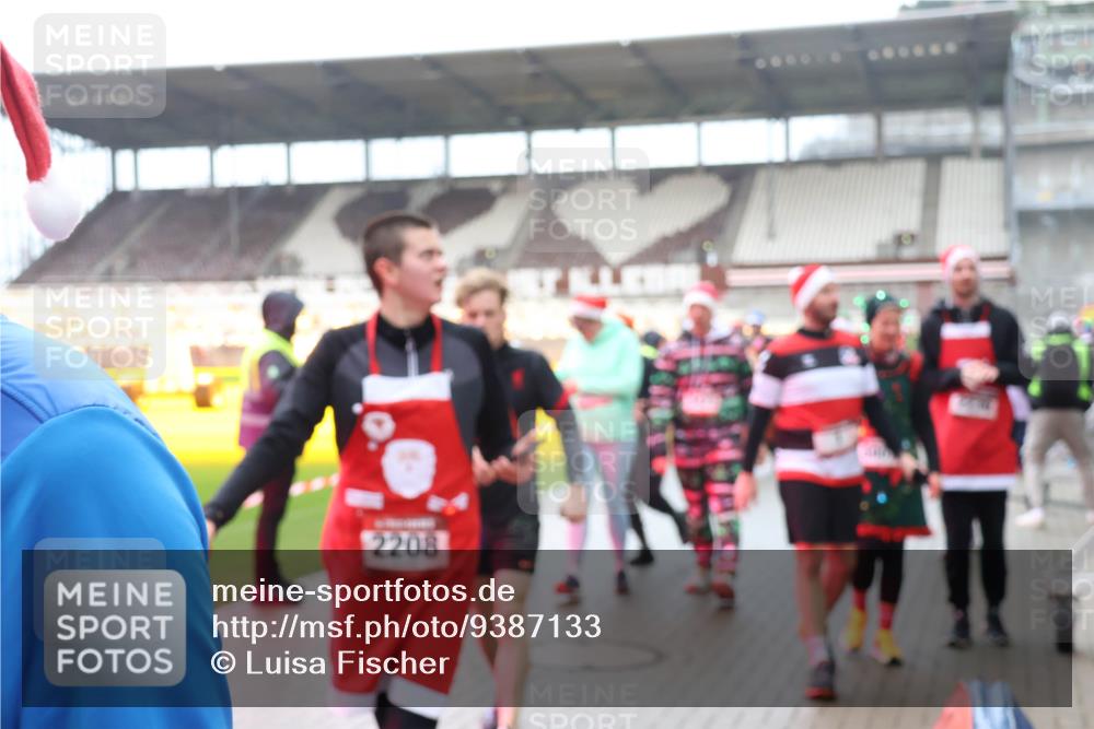 07.12.2025 - St. Pauli X-Mass-Run No. 15 Luisa Fischer http://msf.ph/oto/9387133 07.12.2025 11:43:57 Ziel 2208, 1, 71, 364, 1713, 2084, 2116, 2206, 2208, 2230, 2586, 2600, 2669, 2971, 3403, 3404, 3423, 3434, 3447, 3453, 3465, 3466, 3467, 3621, 3622, 3623, 3625, 3654, 3676, 3769, 3827, 3917, 4603, 4604, 4817, 4828, 4842, 5001, 5002 meine-sportfotos.de