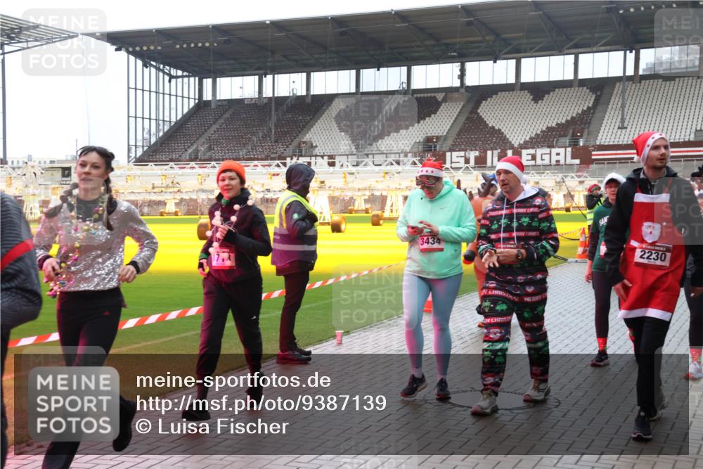 07.12.2025 - St. Pauli X-Mass-Run No. 15 Luisa Fischer http://msf.ph/oto/9387139 07.12.2025 11:43:59 Ziel 3434, 2230, 1, 71, 364, 1713, 1949, 2084, 2116, 2206, 2208, 2230, 2586, 2600, 2669, 2971, 3403, 3404, 3423, 3434, 3447, 3453, 3465, 3466, 3467, 3621, 3622, 3623, 3625, 3654, 3676, 3769, 3827, 3917, 4603, 4604, 4817, 4828, 4842, 5001, 5002 meine-sportfotos.de