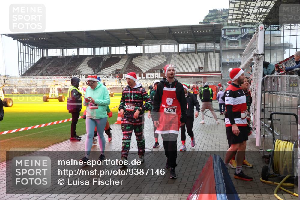 07.12.2025 - St. Pauli X-Mass-Run No. 15 Luisa Fischer http://msf.ph/oto/9387146 07.12.2025 11:44:00 Ziel 3434, 3423, 2230, 3, 1, 71, 364, 1713, 1949, 1950, 2084, 2116, 2206, 2208, 2586, 2600, 2669, 2971, 3403, 3404, 3423, 3434, 3447, 3453, 3465, 3466, 3467, 3621, 3622, 3623, 3625, 3654, 3676, 3733, 3735, 3769, 3827, 3917, 4603, 4604, 4817, 4828, 4842, 5001, 5002 meine-sportfotos.de