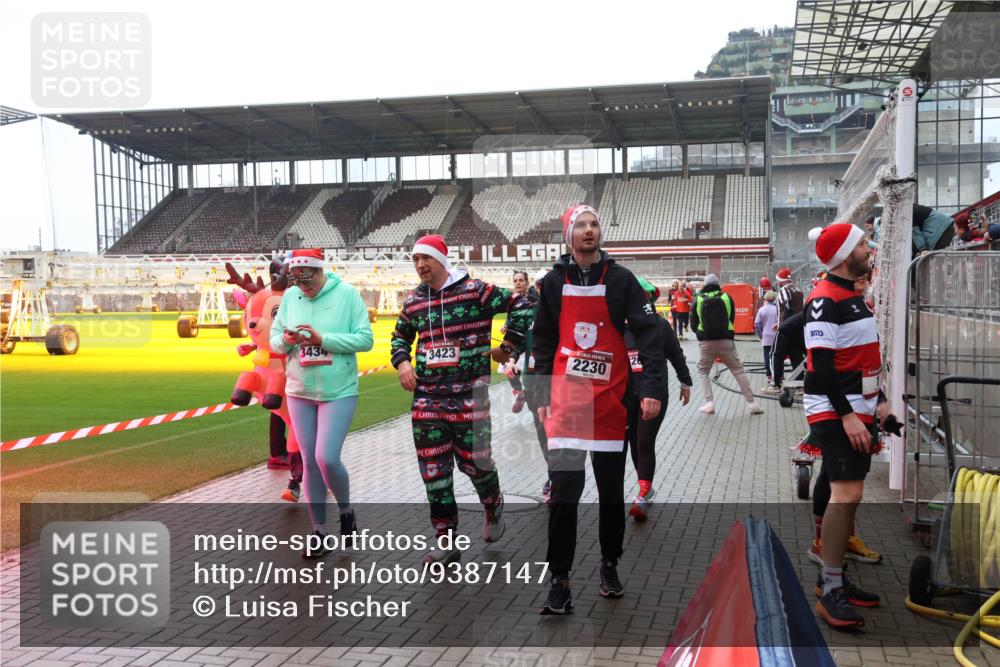 07.12.2025 - St. Pauli X-Mass-Run No. 15 Luisa Fischer http://msf.ph/oto/9387147 07.12.2025 11:44:01 Ziel 3434, 3423, 20, 2230, 1, 71, 364, 1713, 1949, 1950, 2084, 2116, 2206, 2208, 2586, 2600, 2669, 2971, 3403, 3404, 3423, 3434, 3447, 3453, 3465, 3466, 3467, 3621, 3622, 3623, 3625, 3654, 3676, 3733, 3735, 3769, 3827, 3882, 3884, 3917, 4603, 4604, 4817, 4828, 4842, 5001, 5002 meine-sportfotos.de