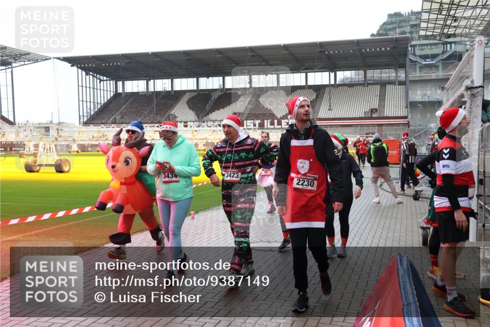 07.12.2025 - St. Pauli X-Mass-Run No. 15 Luisa Fischer http://msf.ph/oto/9387149 07.12.2025 11:44:01 Ziel 3434, 3423, 2230, 18, 1, 71, 364, 1713, 1949, 1950, 2084, 2116, 2206, 2208, 2586, 2600, 2669, 2971, 3403, 3404, 3423, 3434, 3447, 3453, 3465, 3466, 3467, 3621, 3622, 3623, 3625, 3654, 3676, 3733, 3735, 3769, 3827, 3882, 3884, 3917, 4603, 4604, 4817, 4828, 4842, 5001, 5002 meine-sportfotos.de
