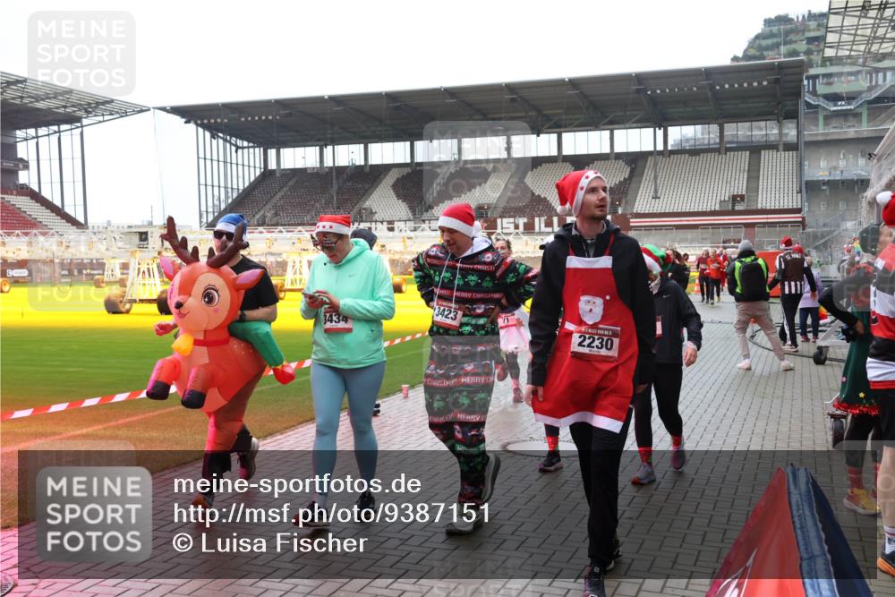 07.12.2025 - St. Pauli X-Mass-Run No. 15 Luisa Fischer http://msf.ph/oto/9387151 07.12.2025 11:44:01 Ziel 3423, 3434, 71, 2230, 1, 71, 364, 1713, 1949, 1950, 2084, 2116, 2206, 2208, 2586, 2600, 2669, 2971, 3403, 3404, 3423, 3434, 3447, 3453, 3465, 3466, 3467, 3621, 3622, 3623, 3625, 3654, 3676, 3733, 3735, 3769, 3827, 3882, 3884, 3917, 4603, 4604, 4817, 4828, 4842, 5001, 5002 meine-sportfotos.de