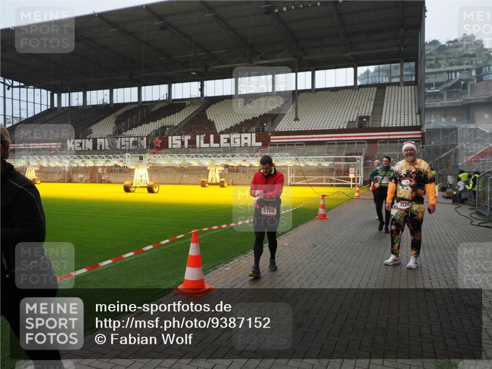 07.12.2025 - St. Pauli X-Mass-Run No. 15 Fabian Wolf http://msf.ph/oto/9387152 07.12.2025 10:17:24 Ziel 257, 268, 2688, 2725, 3522, 3874, 4114, 4339, 4764 meine-sportfotos.de