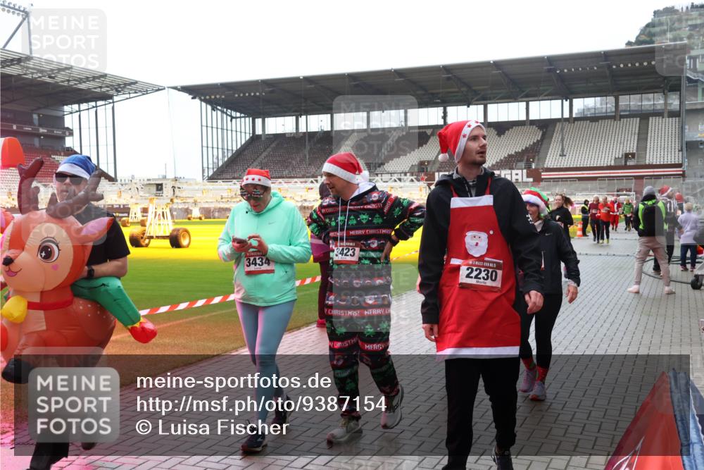 07.12.2025 - St. Pauli X-Mass-Run No. 15 Luisa Fischer http://msf.ph/oto/9387154 07.12.2025 11:44:02 Ziel 3434, 3423, 15, 2230, 1, 71, 364, 1713, 1949, 1950, 2084, 2116, 2206, 2208, 2441, 2586, 2600, 2669, 2971, 3403, 3404, 3423, 3434, 3447, 3453, 3465, 3466, 3467, 3621, 3622, 3623, 3625, 3654, 3676, 3733, 3735, 3769, 3827, 3882, 3884, 3917, 4603, 4604, 4817, 4828, 4842, 5001, 5002 meine-sportfotos.de