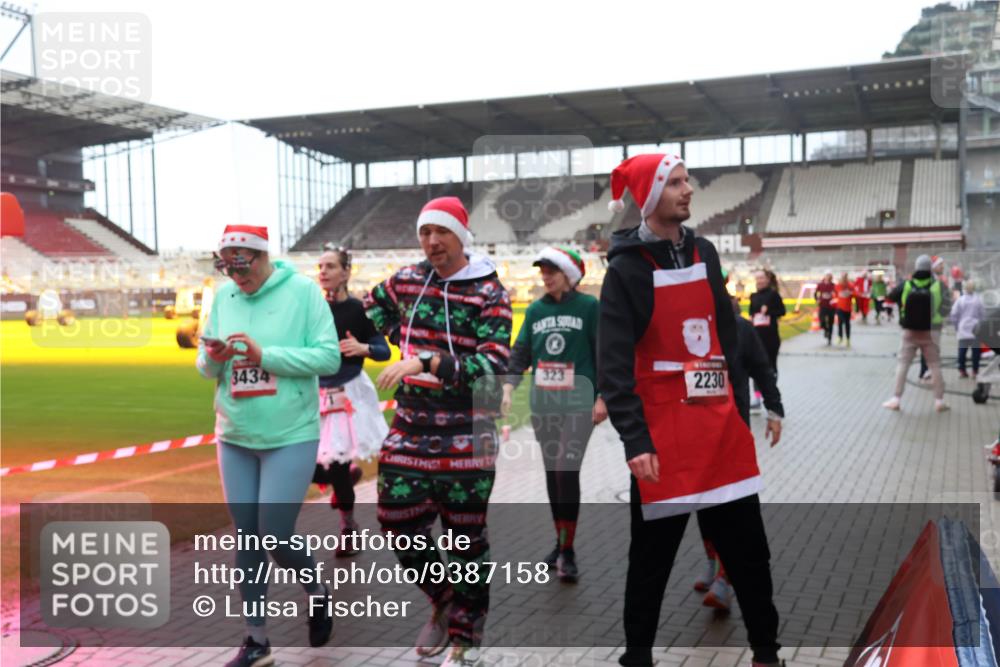 07.12.2025 - St. Pauli X-Mass-Run No. 15 Luisa Fischer http://msf.ph/oto/9387158 07.12.2025 11:44:03 Ziel 3434, 323, 2230, 1, 71, 364, 1713, 1949, 1950, 2084, 2116, 2206, 2208, 2441, 2586, 2600, 2669, 2971, 3403, 3404, 3423, 3434, 3447, 3453, 3465, 3466, 3467, 3621, 3622, 3623, 3625, 3654, 3676, 3733, 3735, 3769, 3827, 3882, 3884, 3917, 4603, 4604, 4817, 4828, 4842, 5001, 5002 meine-sportfotos.de