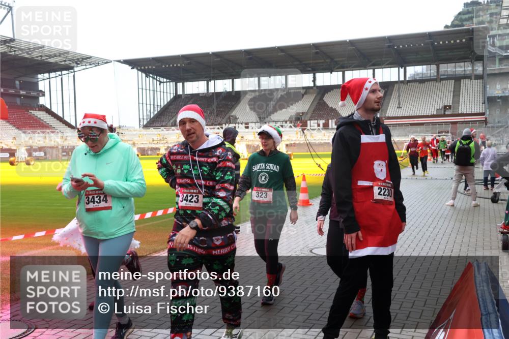 07.12.2025 - St. Pauli X-Mass-Run No. 15 Luisa Fischer http://msf.ph/oto/9387160 07.12.2025 11:44:03 Ziel 2230, 3434, 5, 3423, 323, 1, 71, 364, 1713, 1949, 1950, 2084, 2116, 2206, 2208, 2441, 2586, 2600, 2669, 2971, 3403, 3404, 3423, 3434, 3447, 3453, 3465, 3466, 3467, 3621, 3622, 3623, 3625, 3654, 3676, 3733, 3735, 3769, 3827, 3882, 3884, 3917, 4603, 4604, 4817, 4828, 4842, 5001, 5002 meine-sportfotos.de