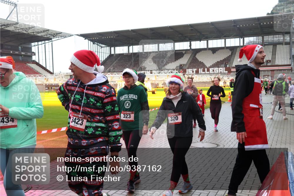 07.12.2025 - St. Pauli X-Mass-Run No. 15 Luisa Fischer http://msf.ph/oto/9387162 07.12.2025 11:44:04 Ziel 15, 3423, 323, 320, 434, 1, 71, 364, 1713, 1949, 1950, 2084, 2116, 2206, 2208, 2441, 2586, 2600, 2971, 3403, 3404, 3423, 3434, 3447, 3453, 3465, 3466, 3467, 3621, 3622, 3623, 3625, 3654, 3676, 3733, 3735, 3769, 3827, 3882, 3884, 3917, 4603, 4604, 4817, 4828, 4842, 5001, 5002 meine-sportfotos.de