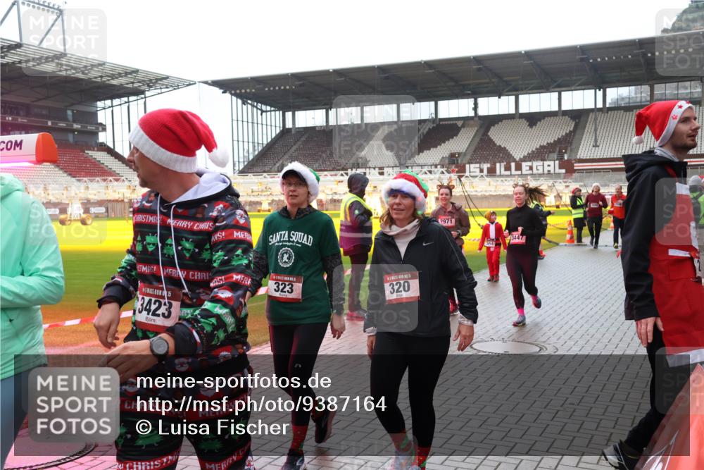07.12.2025 - St. Pauli X-Mass-Run No. 15 Luisa Fischer http://msf.ph/oto/9387164 07.12.2025 11:44:04 Ziel 15, 3423, 323, 15, 320, 2971, 1, 71, 364, 1713, 1949, 1950, 2084, 2116, 2206, 2208, 2441, 2586, 2600, 2971, 3403, 3404, 3423, 3434, 3447, 3453, 3465, 3466, 3467, 3621, 3622, 3623, 3625, 3654, 3676, 3733, 3735, 3769, 3827, 3882, 3884, 3917, 4603, 4604, 4817, 4828, 4842, 5001, 5002 meine-sportfotos.de