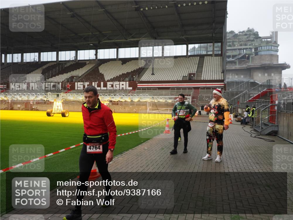 07.12.2025 - St. Pauli X-Mass-Run No. 15 Fabian Wolf http://msf.ph/oto/9387166 07.12.2025 10:17:27 Ziel 257, 268, 2688, 2725, 2952, 3874, 4114, 4339, 4764 meine-sportfotos.de