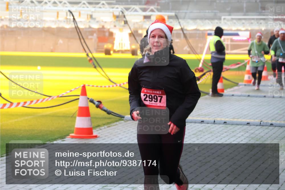 07.12.2025 - St. Pauli X-Mass-Run No. 15 Luisa Fischer http://msf.ph/oto/9387174 07.12.2025 10:22:11 Ziel 15, 2997, 149, 270, 1326, 1488, 2173, 2927, 2944, 2945, 2997, 3062, 3091, 3384, 3540, 3541, 3848, 3849, 3988, 3999, 4000, 4117, 4158, 4169, 4170, 4321, 4322, 4323, 4415 meine-sportfotos.de