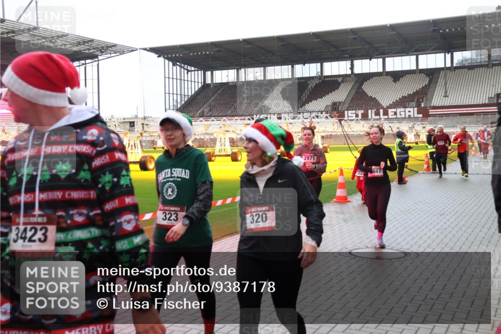 07.12.2025 - St. Pauli X-Mass-Run No. 15 Luisa Fischer http://msf.ph/oto/9387178 07.12.2025 11:44:04 Ziel 3423, 323, 320, 2971, 47, 1, 71, 364, 1713, 1949, 1950, 2084, 2116, 2206, 2208, 2441, 2586, 2600, 2971, 3403, 3404, 3423, 3434, 3447, 3453, 3465, 3466, 3467, 3621, 3622, 3623, 3625, 3654, 3676, 3733, 3735, 3769, 3827, 3882, 3884, 3917, 4603, 4604, 4817, 4828, 4842, 5001, 5002 meine-sportfotos.de