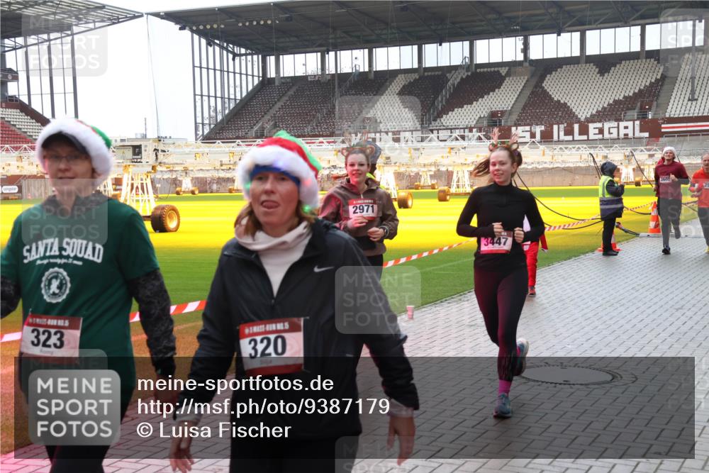 07.12.2025 - St. Pauli X-Mass-Run No. 15 Luisa Fischer http://msf.ph/oto/9387179 07.12.2025 11:44:05 Ziel 323, 320, 2971, 3447, 2600, 1, 71, 364, 1713, 1949, 1950, 2084, 2116, 2206, 2208, 2441, 2586, 2600, 2971, 3403, 3404, 3423, 3434, 3447, 3453, 3465, 3466, 3467, 3621, 3622, 3623, 3625, 3654, 3676, 3733, 3735, 3769, 3827, 3882, 3884, 3917, 4603, 4604, 4817, 4828, 4842 meine-sportfotos.de