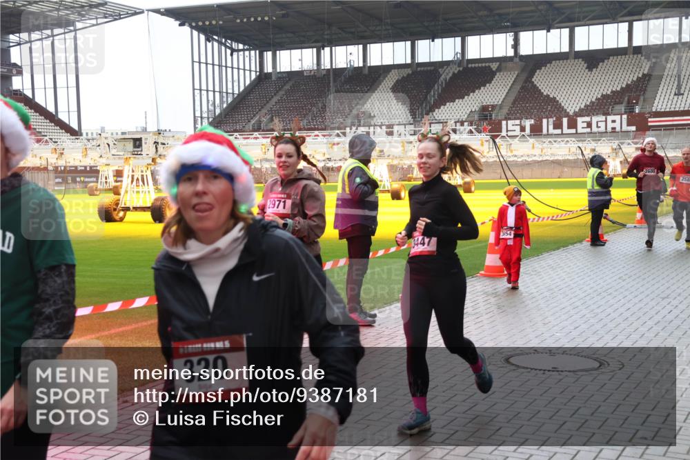 07.12.2025 - St. Pauli X-Mass-Run No. 15 Luisa Fischer http://msf.ph/oto/9387181 07.12.2025 11:44:05 Ziel 320, 2971, 3447, 554, 2600, 258, 1, 71, 364, 1713, 1949, 1950, 2084, 2116, 2206, 2208, 2441, 2586, 2600, 2971, 3403, 3404, 3423, 3434, 3447, 3453, 3465, 3466, 3467, 3621, 3622, 3623, 3625, 3654, 3676, 3733, 3735, 3769, 3827, 3882, 3884, 3917, 4603, 4604, 4817, 4828, 4842 meine-sportfotos.de