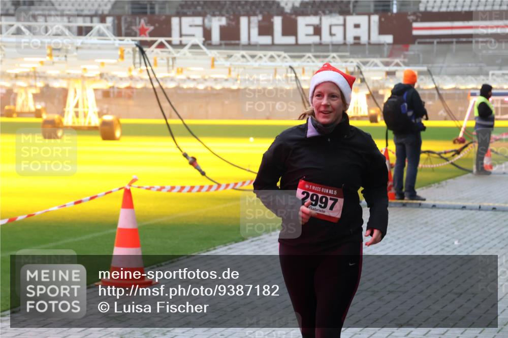 07.12.2025 - St. Pauli X-Mass-Run No. 15 Luisa Fischer http://msf.ph/oto/9387182 07.12.2025 10:22:12 Ziel 15, 2997, 149, 270, 1326, 1488, 2927, 2944, 2945, 2997, 3062, 3091, 3384, 3540, 3541, 3848, 3849, 3988, 3999, 4000, 4117, 4158, 4169, 4170, 4321, 4322, 4323, 4415 meine-sportfotos.de
