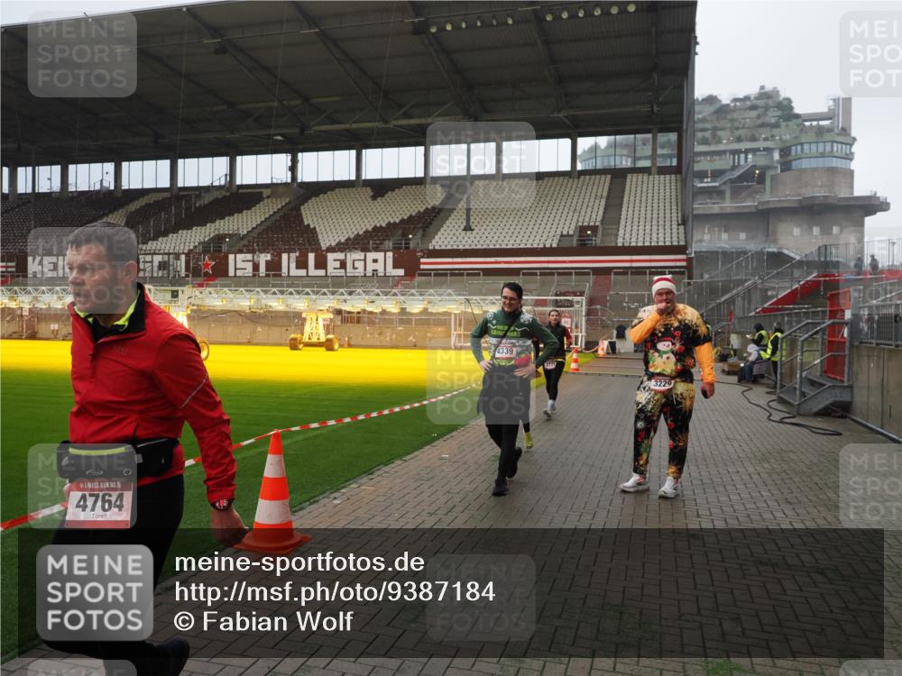 07.12.2025 - St. Pauli X-Mass-Run No. 15 Fabian Wolf http://msf.ph/oto/9387184 07.12.2025 10:17:28 Ziel 257, 268, 2688, 2725, 2952, 4114, 4339, 4764 meine-sportfotos.de
