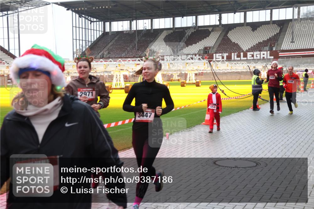 07.12.2025 - St. Pauli X-Mass-Run No. 15 Luisa Fischer http://msf.ph/oto/9387186 07.12.2025 11:44:06 Ziel 320, 2971, 3654, 3447, 2600, 2586, 71, 364, 1713, 1949, 1950, 2084, 2116, 2206, 2208, 2441, 2586, 2600, 2971, 3403, 3404, 3423, 3434, 3447, 3453, 3465, 3466, 3467, 3621, 3622, 3623, 3654, 3676, 3733, 3735, 3769, 3827, 3882, 3884, 3917, 4603, 4604, 4817, 4828, 4842 meine-sportfotos.de