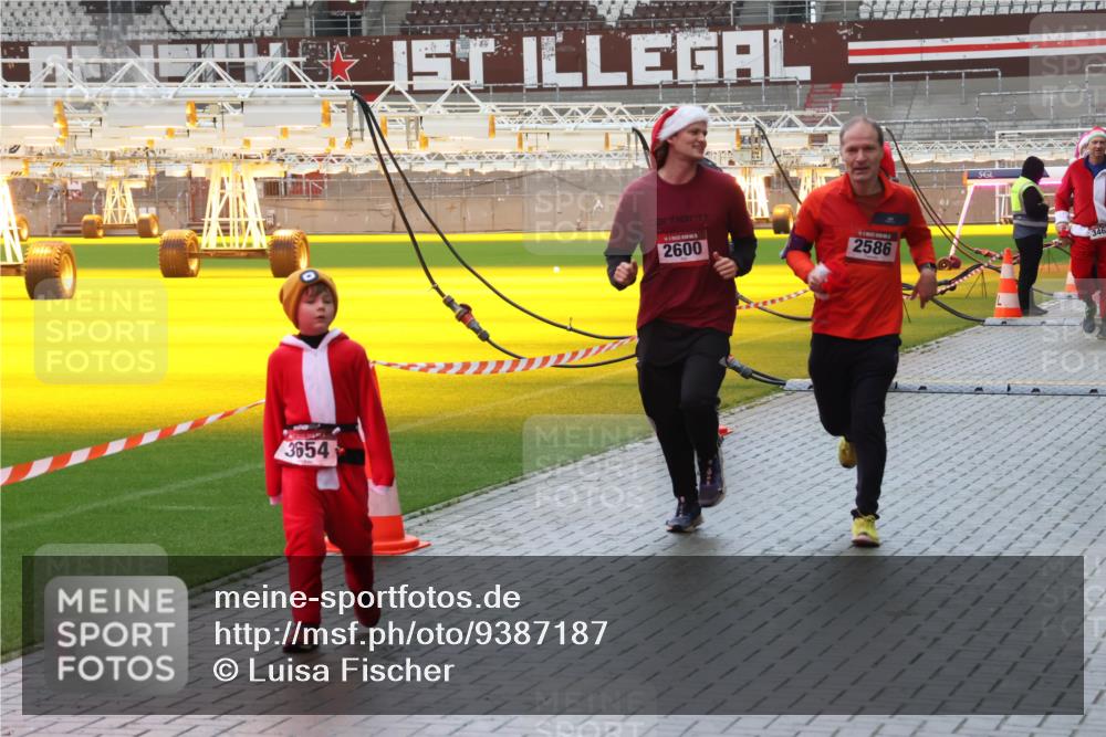 07.12.2025 - St. Pauli X-Mass-Run No. 15 Luisa Fischer http://msf.ph/oto/9387187 07.12.2025 11:44:07 Ziel 3654, 2600, 2586, 346, 71, 364, 1713, 1949, 1950, 2084, 2116, 2206, 2208, 2441, 2586, 2600, 2971, 3403, 3404, 3423, 3434, 3447, 3453, 3465, 3466, 3467, 3622, 3623, 3654, 3676, 3733, 3735, 3769, 3827, 3882, 3884, 3917, 3927, 4603, 4604, 4817, 4828, 4842 meine-sportfotos.de