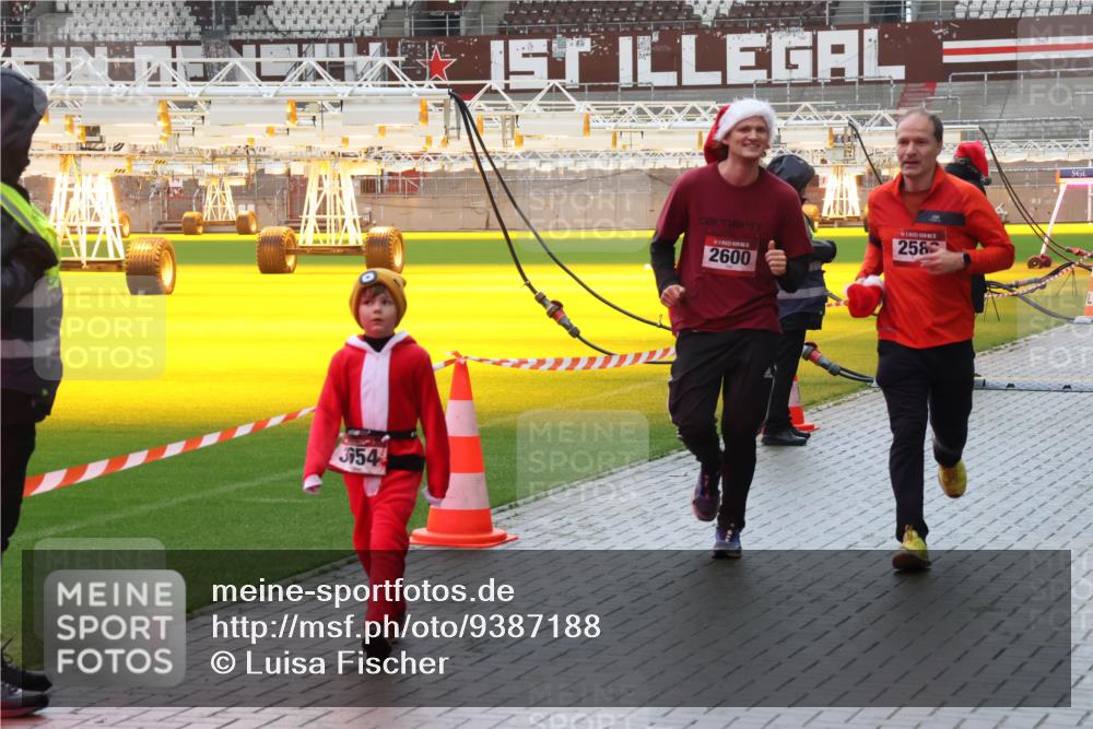 07.12.2025 - St. Pauli X-Mass-Run No. 15 Luisa Fischer http://msf.ph/oto/9387188 07.12.2025 11:44:07 Ziel 5654, 2600, 258, 71, 364, 1713, 1949, 1950, 2084, 2116, 2206, 2208, 2441, 2586, 2600, 2971, 3403, 3404, 3423, 3434, 3447, 3453, 3465, 3466, 3467, 3622, 3623, 3654, 3676, 3733, 3735, 3769, 3827, 3882, 3884, 3917, 3927, 4603, 4604, 4817, 4828, 4842 meine-sportfotos.de