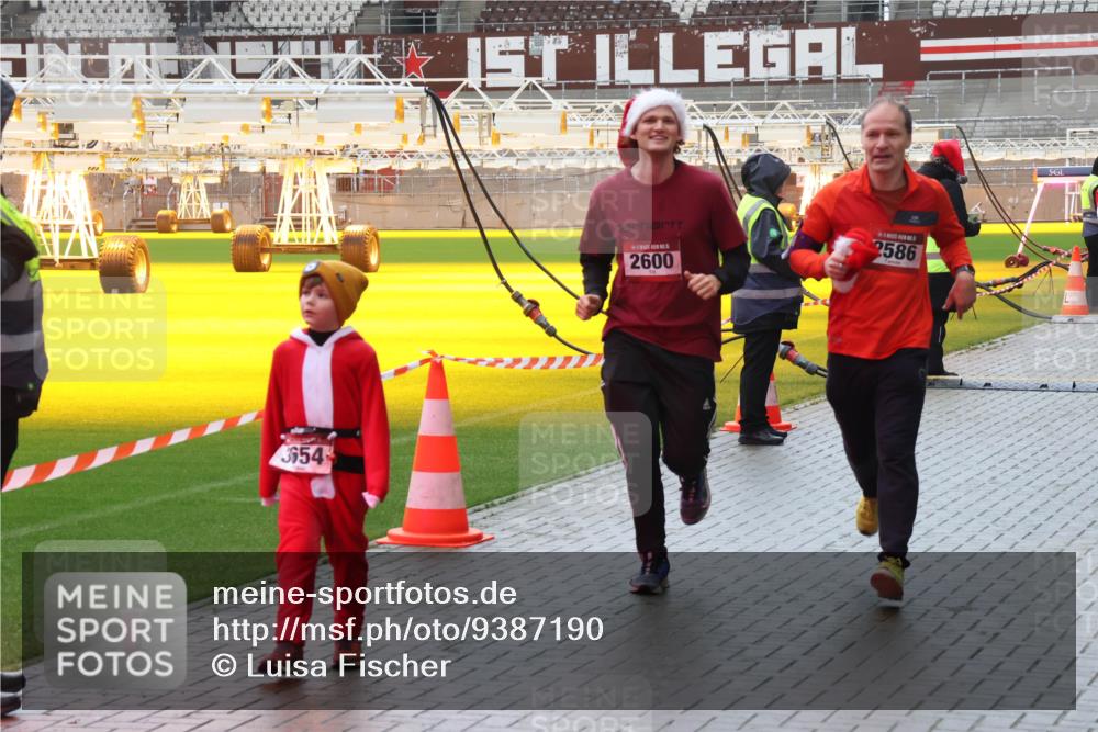 07.12.2025 - St. Pauli X-Mass-Run No. 15 Luisa Fischer http://msf.ph/oto/9387190 07.12.2025 11:44:07 Ziel 3654, 2600, 2586, 71, 364, 1713, 1949, 1950, 2084, 2116, 2206, 2208, 2441, 2586, 2600, 2971, 3403, 3404, 3423, 3434, 3447, 3453, 3465, 3466, 3467, 3622, 3623, 3654, 3676, 3733, 3735, 3769, 3827, 3882, 3884, 3917, 3927, 4603, 4604, 4817, 4828, 4842 meine-sportfotos.de