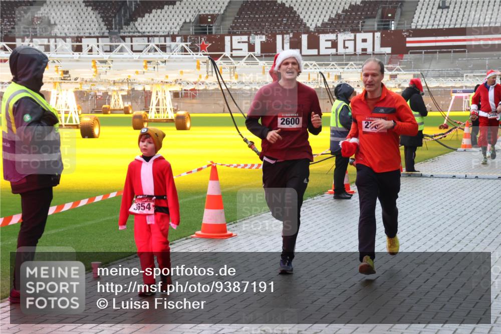 07.12.2025 - St. Pauli X-Mass-Run No. 15 Luisa Fischer http://msf.ph/oto/9387191 07.12.2025 11:44:08 Ziel 3654, 5, 2600, 2, 3466, 71, 364, 1713, 1949, 1950, 2084, 2116, 2206, 2208, 2441, 2586, 2600, 2971, 3403, 3404, 3423, 3434, 3447, 3453, 3465, 3466, 3467, 3654, 3676, 3733, 3735, 3769, 3882, 3884, 3917, 3927, 3929, 4603, 4604, 4817, 4828, 4842 meine-sportfotos.de
